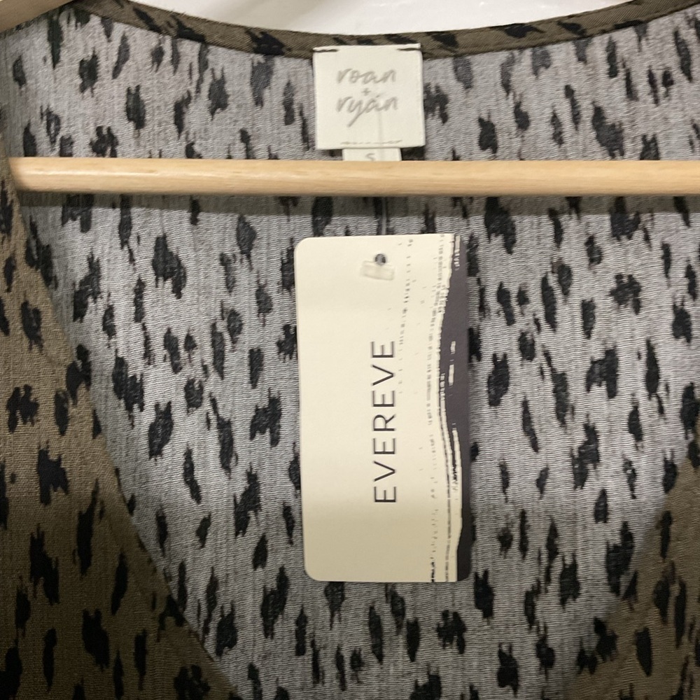 EVEREVE Evereve Olive Patterned Ruffle Sleeve Blouse. SIZE S - Picture 5 of 6